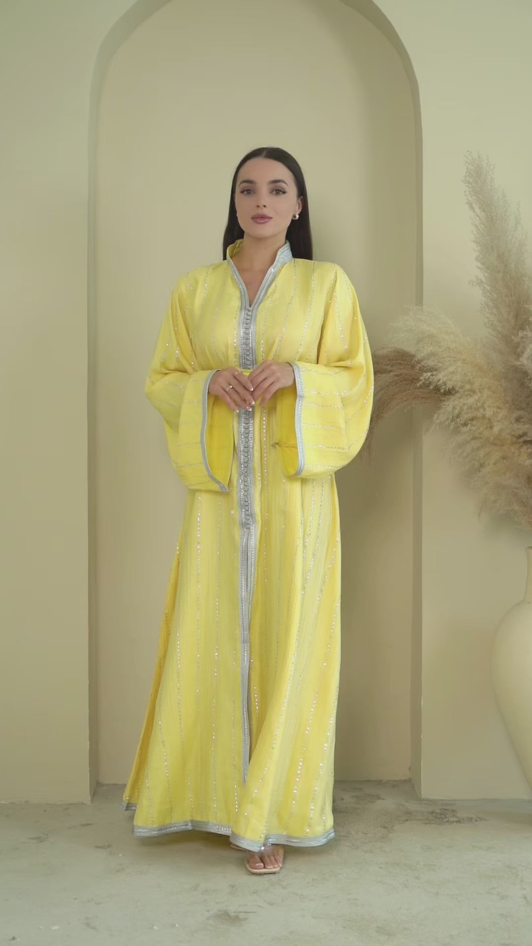 Topaz KTN028 – Kaftana Şîfonê ya Fransî ya Zer a Geş û Detayên Zîv ên Xemilandî